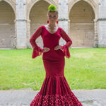 Imagen del desfile de Esperanza Moda Flamenca vestido rojo con lunares blancos en el bajo